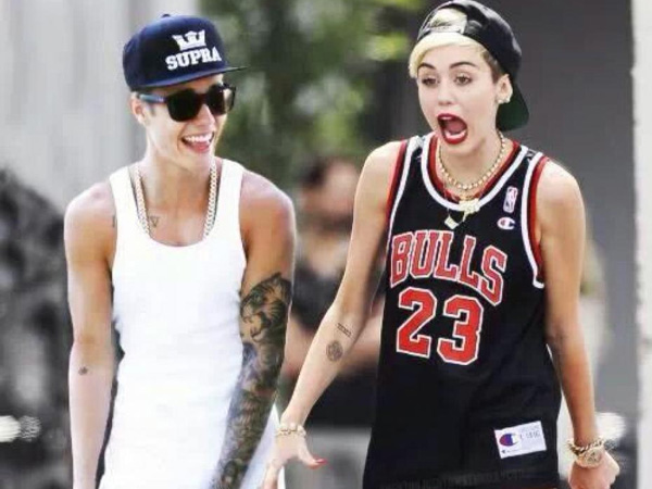 Sama-sama Jadi Penyanyi Kontroversial, Miley Cyrus Kini Dukung Justin Bieber!